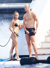 Bạn gái Haaland khoe thân hình nóng bỏng trên du thuyền