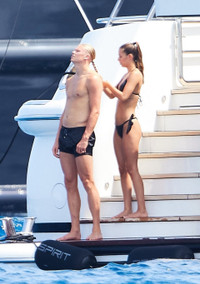 Bạn gái Haaland khoe thân hình nóng bỏng trên du thuyền