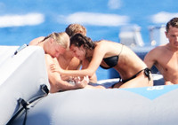 Bạn gái Haaland khoe thân hình nóng bỏng trên du thuyền