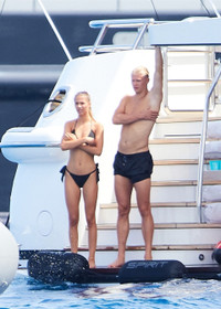 Bạn gái Haaland khoe thân hình nóng bỏng trên du thuyền