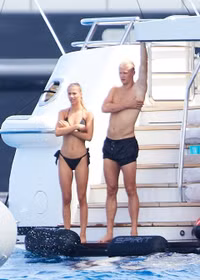 Bạn gái Haaland khoe thân hình nóng bỏng trên du thuyền