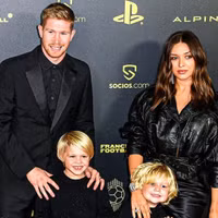 De Bruyne 'diễn cảnh nóng' với vợ xinh trên biển