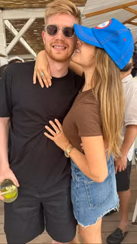 De Bruyne 'diễn cảnh nóng' với vợ xinh trên biển