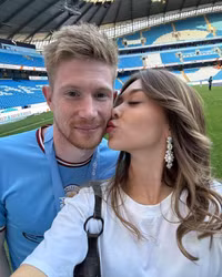 De Bruyne 'diễn cảnh nóng' với vợ xinh trên biển