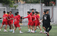 Cổ động viên THPT Ngô Gia Tự - Hà Đông mở hội trên khán đài mừng vé đi tiếp