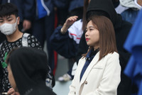 Cổ động viên THPT Ngô Gia Tự - Hà Đông mở hội trên khán đài mừng vé đi tiếp