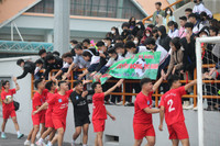 Cổ động viên THPT Ngô Gia Tự - Hà Đông mở hội trên khán đài mừng vé đi tiếp