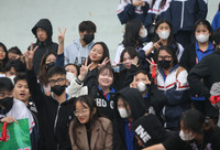 Cổ động viên THPT Ngô Gia Tự - Hà Đông mở hội trên khán đài mừng vé đi tiếp