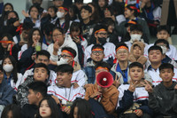 Cổ động viên THPT Ngô Gia Tự - Hà Đông mở hội trên khán đài mừng vé đi tiếp