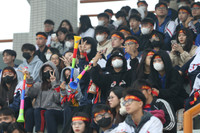 Cổ động viên THPT Ngô Gia Tự - Hà Đông mở hội trên khán đài mừng vé đi tiếp