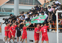 Cổ động viên THPT Ngô Gia Tự - Hà Đông mở hội trên khán đài mừng vé đi tiếp
