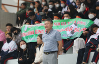 Cổ động viên THPT Ngô Gia Tự - Hà Đông mở hội trên khán đài mừng vé đi tiếp