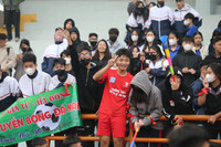 Cổ động viên THPT Ngô Gia Tự - Hà Đông mở hội trên khán đài mừng vé đi tiếp