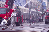 Xem cảnh sát PCCC đu dây cứu người trong buổi diễn tập ở trung tâm thương mại sát hồ Gươm 