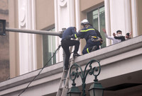 Xem cảnh sát PCCC đu dây cứu người trong buổi diễn tập ở trung tâm thương mại sát hồ Gươm 