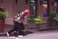 Xem cảnh sát PCCC đu dây cứu người trong buổi diễn tập ở trung tâm thương mại sát hồ Gươm 