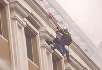 Xem cảnh sát PCCC đu dây cứu người trong buổi diễn tập ở trung tâm thương mại sát hồ Gươm 