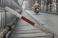 Cận cảnh những thanh thép hàn chắn ngang lối đi bộ trên cầu Long Biên