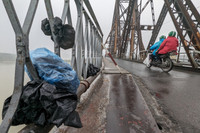 Cận cảnh những thanh thép hàn chắn ngang lối đi bộ trên cầu Long Biên