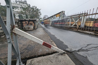 Cận cảnh những thanh thép hàn chắn ngang lối đi bộ trên cầu Long Biên