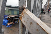 Cận cảnh những thanh thép hàn chắn ngang lối đi bộ trên cầu Long Biên