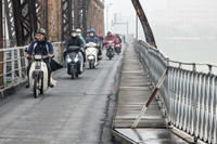 Cận cảnh những thanh thép hàn chắn ngang lối đi bộ trên cầu Long Biên