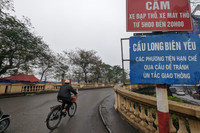 Cận cảnh những thanh thép hàn chắn ngang lối đi bộ trên cầu Long Biên