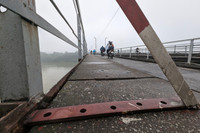 Cận cảnh những thanh thép hàn chắn ngang lối đi bộ trên cầu Long Biên