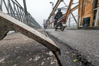 Cận cảnh những thanh thép hàn chắn ngang lối đi bộ trên cầu Long Biên