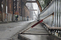 Cận cảnh những thanh thép hàn chắn ngang lối đi bộ trên cầu Long Biên