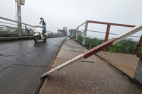 Cận cảnh những thanh thép hàn chắn ngang lối đi bộ trên cầu Long Biên