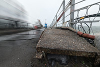 Cận cảnh những thanh thép hàn chắn ngang lối đi bộ trên cầu Long Biên