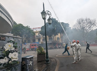 Xem cảnh sát PCCC đu dây cứu người trong buổi diễn tập ở trung tâm thương mại sát hồ Gươm 