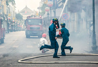 Xem cảnh sát PCCC đu dây cứu người trong buổi diễn tập ở trung tâm thương mại sát hồ Gươm 