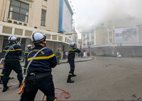 Xem cảnh sát PCCC đu dây cứu người trong buổi diễn tập ở trung tâm thương mại sát hồ Gươm 