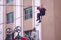 Xem cảnh sát PCCC đu dây cứu người trong buổi diễn tập ở trung tâm thương mại sát hồ Gươm 