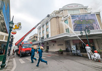 Xem cảnh sát PCCC đu dây cứu người trong buổi diễn tập ở trung tâm thương mại sát hồ Gươm 