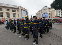 Xem cảnh sát PCCC đu dây cứu người trong buổi diễn tập ở trung tâm thương mại sát hồ Gươm 