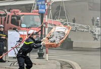 Xem cảnh sát PCCC đu dây cứu người trong buổi diễn tập ở trung tâm thương mại sát hồ Gươm 