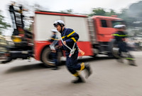 Xem cảnh sát PCCC đu dây cứu người trong buổi diễn tập ở trung tâm thương mại sát hồ Gươm 