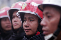 Xem cảnh sát PCCC đu dây cứu người trong buổi diễn tập ở trung tâm thương mại sát hồ Gươm 