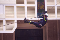 Xem cảnh sát PCCC đu dây cứu người trong buổi diễn tập ở trung tâm thương mại sát hồ Gươm 