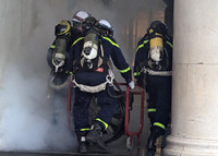 Xem cảnh sát PCCC đu dây cứu người trong buổi diễn tập ở trung tâm thương mại sát hồ Gươm 