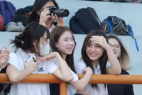 Những CĐV vui nhộn trên khán đài bóng đá học sinh Hà Nội