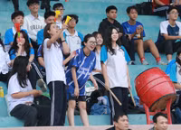Những CĐV vui nhộn trên khán đài bóng đá học sinh Hà Nội