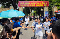 Cảm xúc trái ngược của thí sinh sau khi hoàn thành bài thi môn Toán