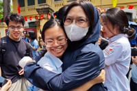 Cảm xúc trái ngược của thí sinh sau khi hoàn thành bài thi môn Toán