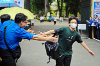 Cảm xúc trái ngược của thí sinh sau khi hoàn thành bài thi môn Toán