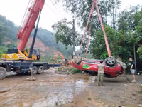 Cận cảnh tìm người mất tích, trục vớt các xe ô tô bị sạt lở đất cuốn trôi ở Hà Giang
