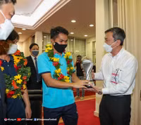 U23 Việt Nam tươi rói mang cúp vô địch về nước